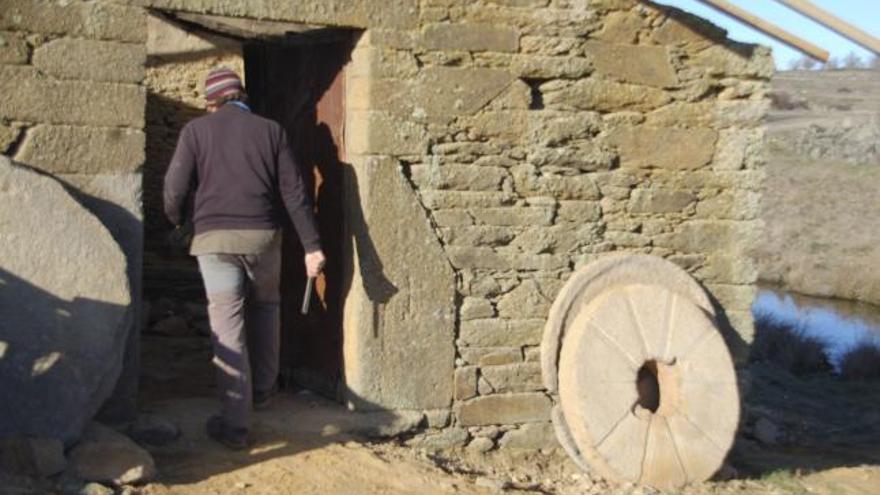 Un grupo de personas procede al retejado del molino de Villanueva de Valrojo.