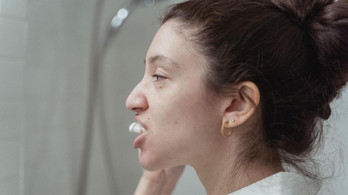 Una mujer se cepilla los dientes