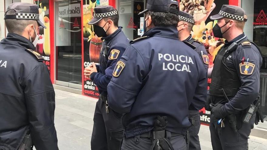 Agentes de la Policía Local de Alicante participantes en el refuerzo del Puente