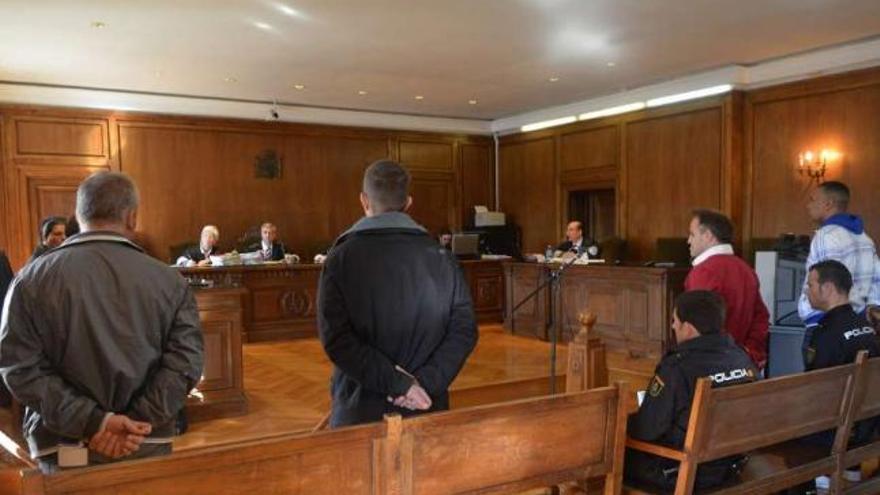 Los cuatro acusados, de pie, en el juicio celebrado ayer en la Audiencia  de Pontevedra.  // Gustavo Santos