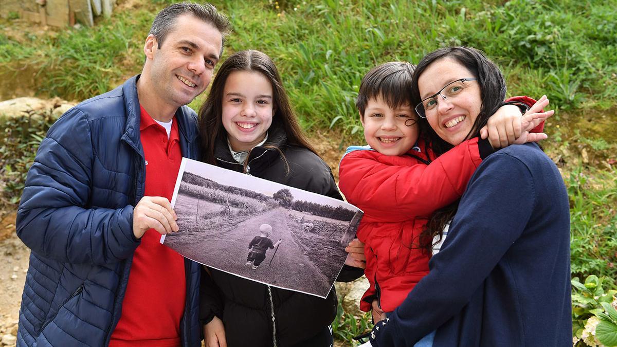 La familia integrada por Toni Platas y Marta Corredoira, con sus hijos Eloi y Antía y con la fotografía que ganó un premio en el certamen de “CinfaSalud”.