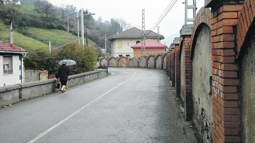 Herido en Mieres un hombre de 60 años tras caer con el coche que conducía en una cuneta