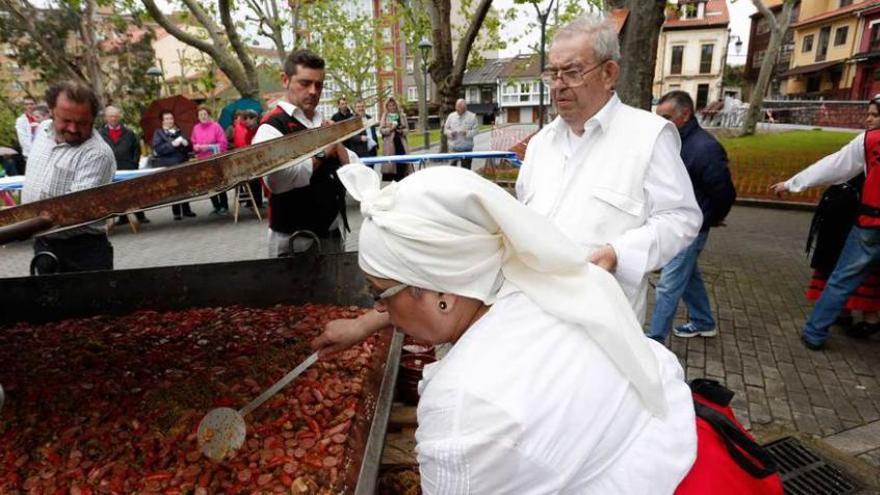 Luis Carbajal Tapia, inspeccionando la preparación del arroz a la asturiana, ayer, en el parque del Carbayedo.