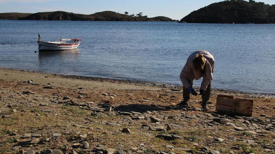 Retornen una tona de &quot;passanelles&quot; de Cadaqués a la platja de Port Lligat