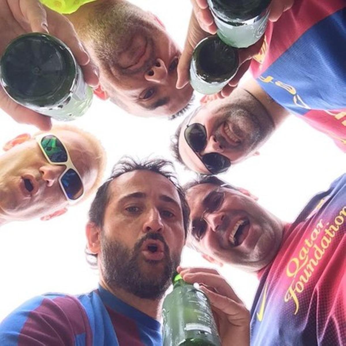 Seguidores culés desplazados a Berlín brindando antes de la final.