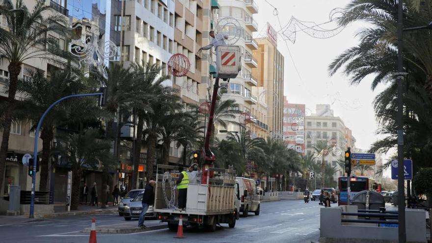 La adjudicataria recoloca las luces de Navidad que el viento tiró en la avenida Alfonso el Sabio de Alicante