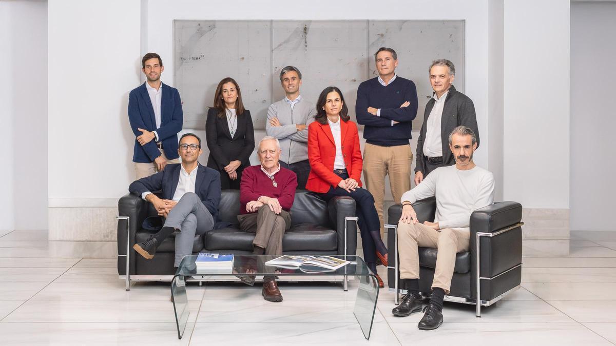 Retrato del equipo de socios de Asenjo &amp; Asociados, en la sede del estudio.