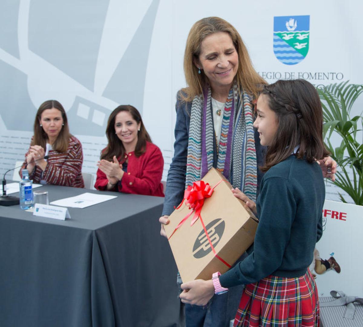 La Infanta Cristina entrega un premio de la Fundación Mapfre a una alumna del Colegio ALtozano La Infanta Cristina entrega un premio de la Fundación Mapfre a una alumna del Colegio ALtozano