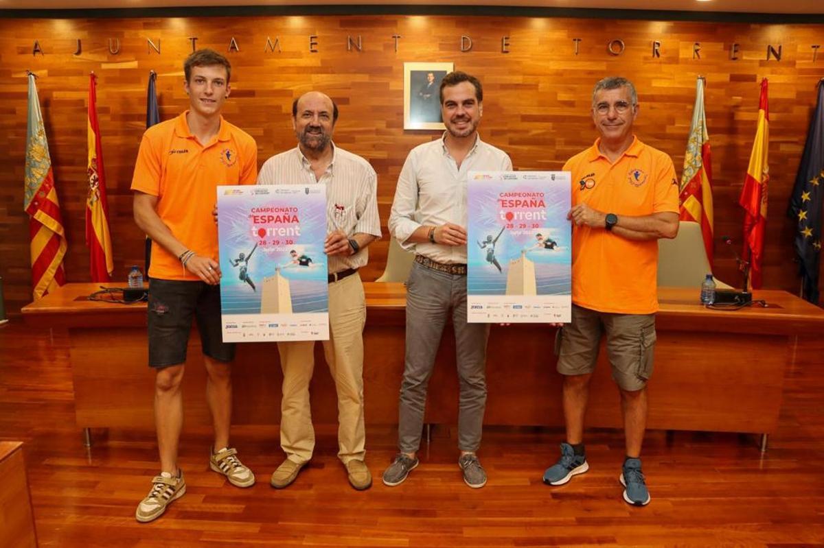 El corredor de 110 vallas del Club Atletismo Torrent, Niklas Morales; el presidente de la Federación de Atletismo de la Comunitat Valenciana, Vicente Añó; el concejal de Deportes del Ayuntamiento de Torrent, Guillermo Alonso del Real y el presidente del Club Atletismo Torrent, Miguel Ángel Villalba.