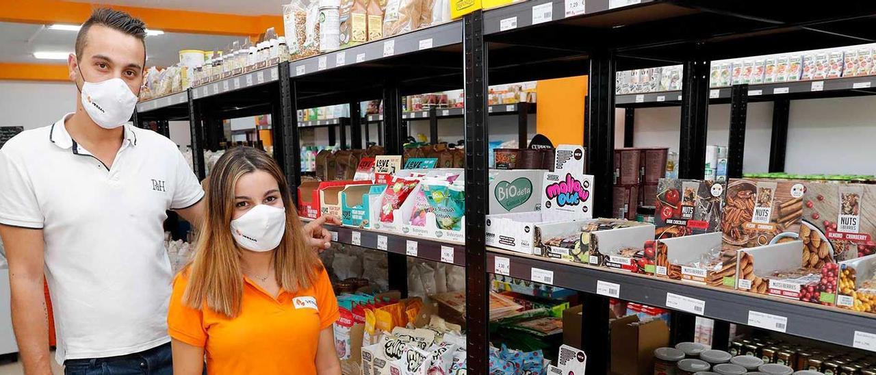 Pablo Alonso, encargado de Veggan junto a una dependienta de la tienda vegana.