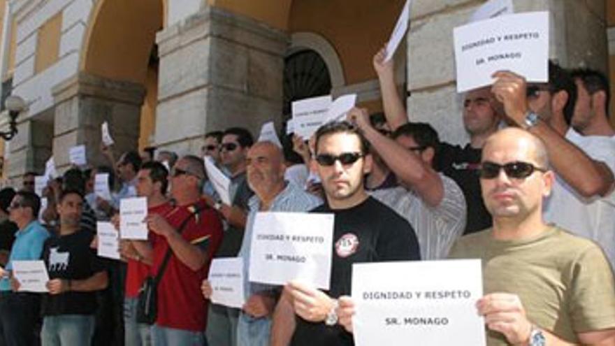 60 policías locales exigen dignidad y respeto ante el Ayuntamiento de Badajoz