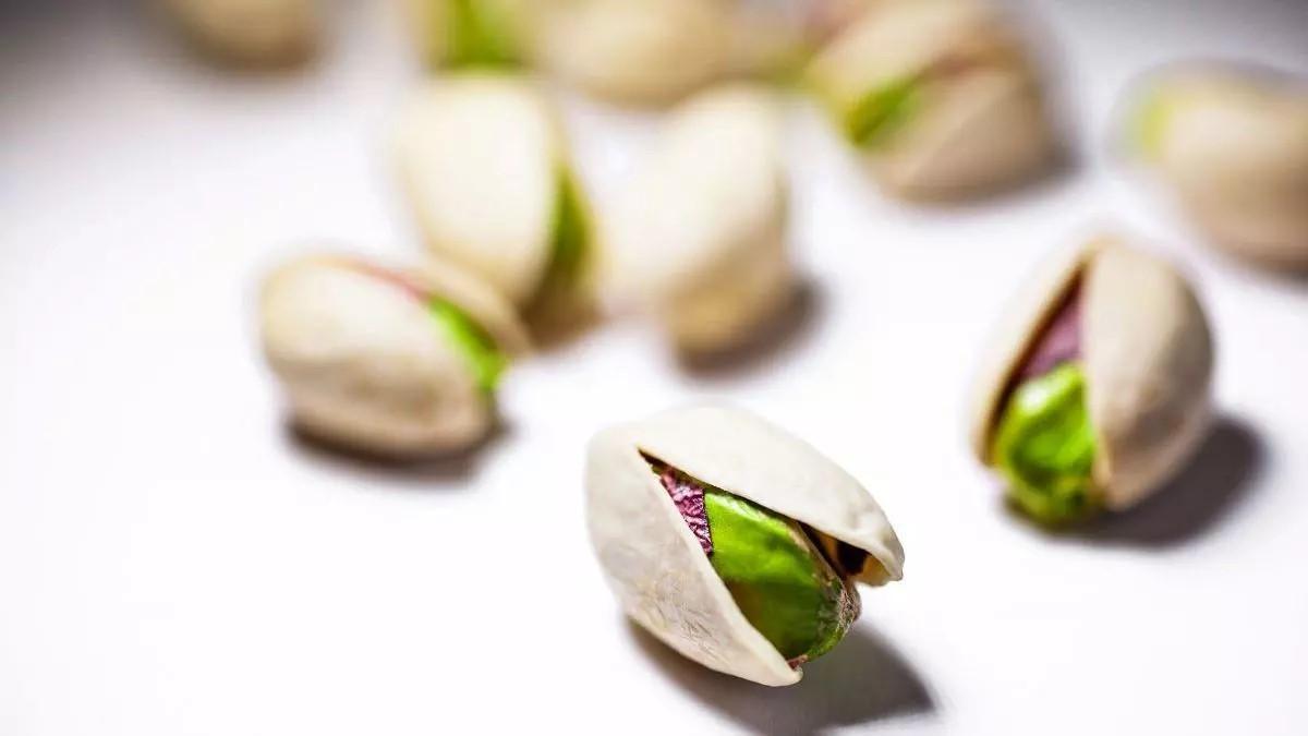 Pistachos abiertos y listos para su consumo tras el proceso de recolección y secado.