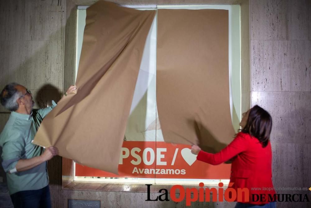 Pegada de carteles en Caravaca