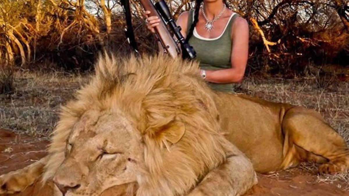 La cazadora y presentadora estadounidense tras cazar un león en Sudáfrica.