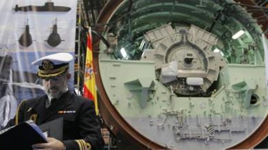 Imagen del acto de instalación de los motores en el primero de los submarinos, antes de que se detectara el sobrepeso