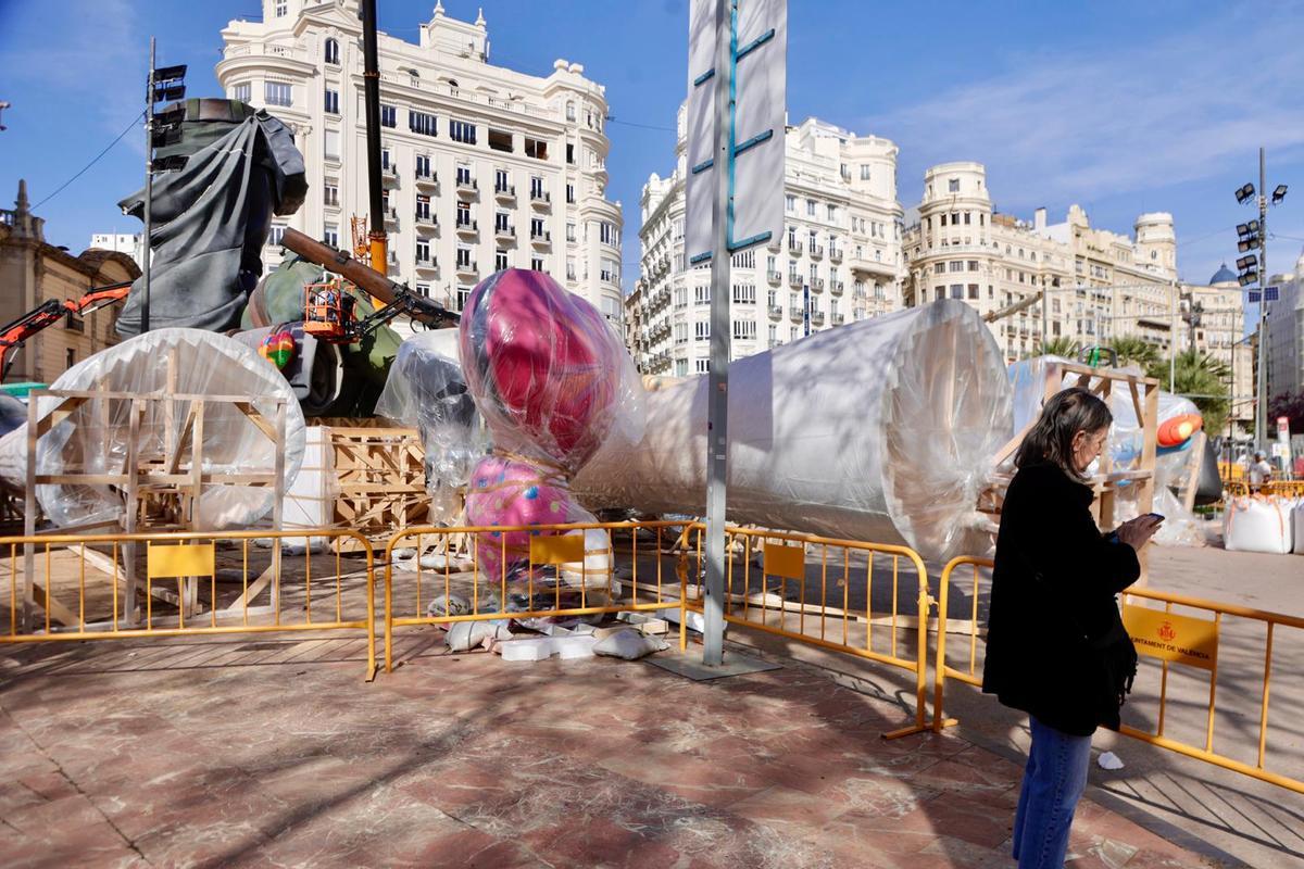 El corazón de las Fallas se levanta: avanza el montaje de la falla municipal de València El corazón de las Fallas se levanta: avanza el montaje de la falla municipal de València