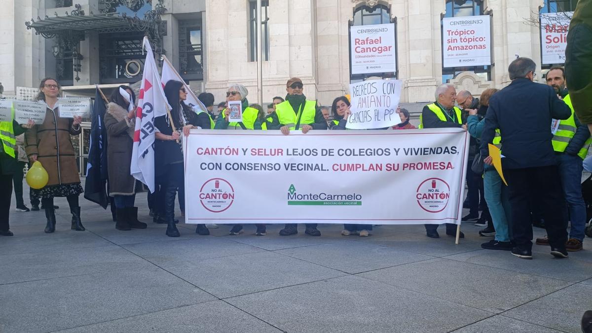 Vecinos concentrados este martes frente al Palacio de Cibeles en protesta contra el cantón de Montecarmelo.