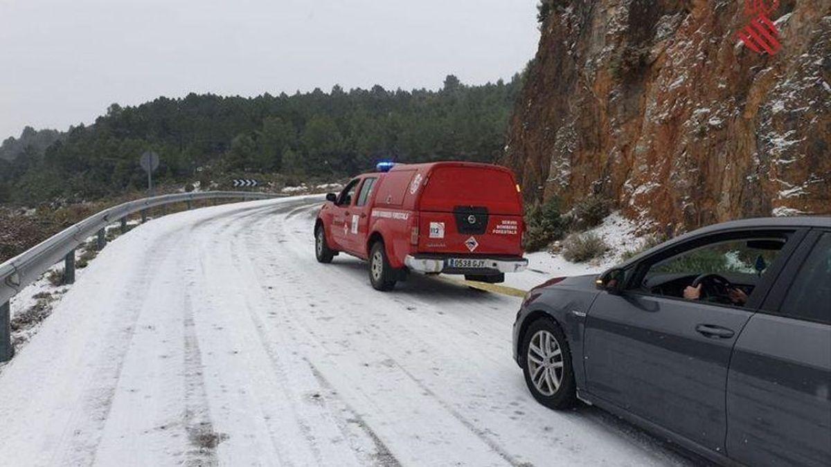 Imagen de archivo del rescate de un coche en la nieve.