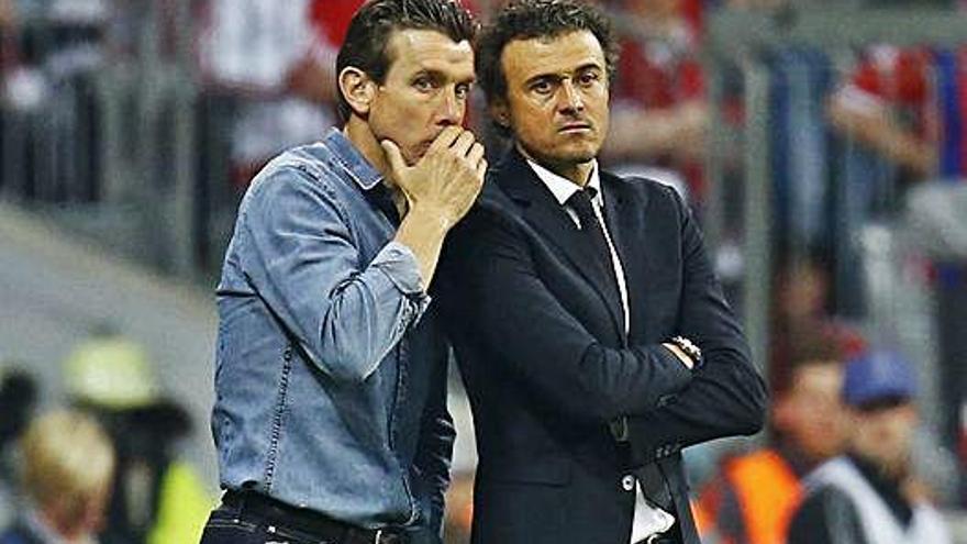 Unzué enraona amb Luis Enrique en un partit del Barça.