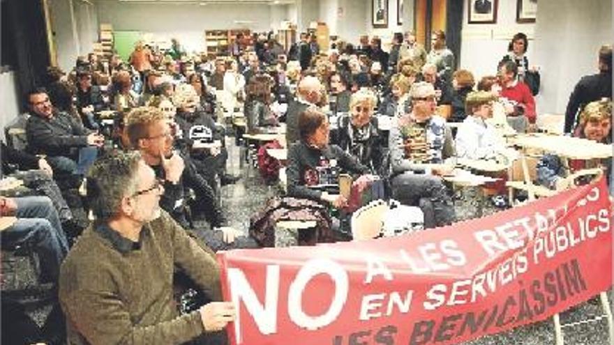 Cerca de 200 docentes llenaron el salón de actos del Politècnic de Castelló.