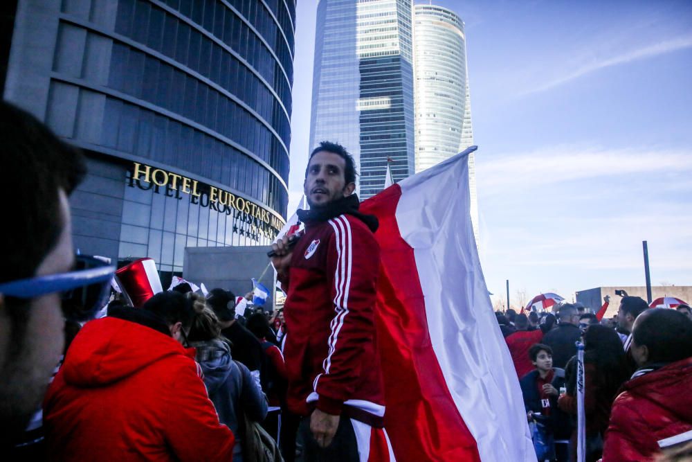 Las aficiones de River y Boca llenan Madrid