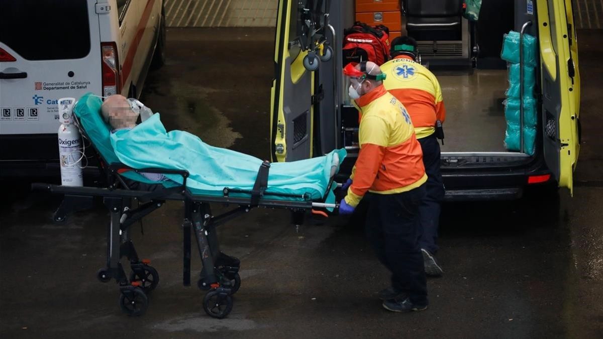 Traslado de un enfermo en la entrada de Urgencias del Hospital del Mar