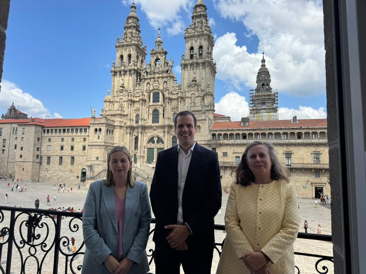 Míriam Louzao, concejala de Turismo de Santiago; Jordi Pla, director de Red y Estrategia de Vueling; y Flavia Ramil, directora gerente de Turismo de Santiago.