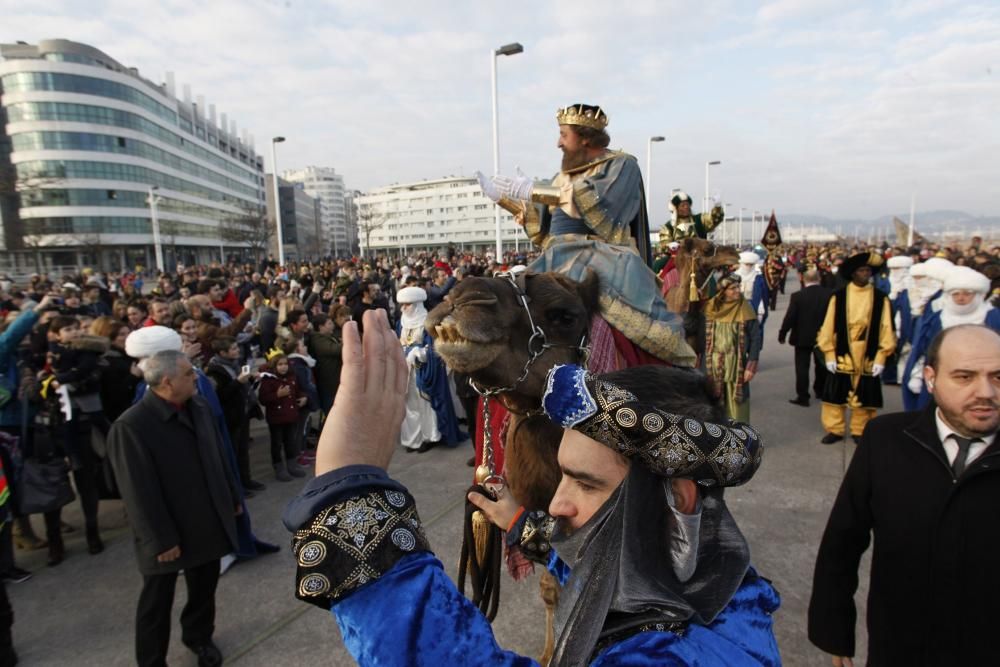 Una multitud recibe a los Reyes Magos en Gijón.