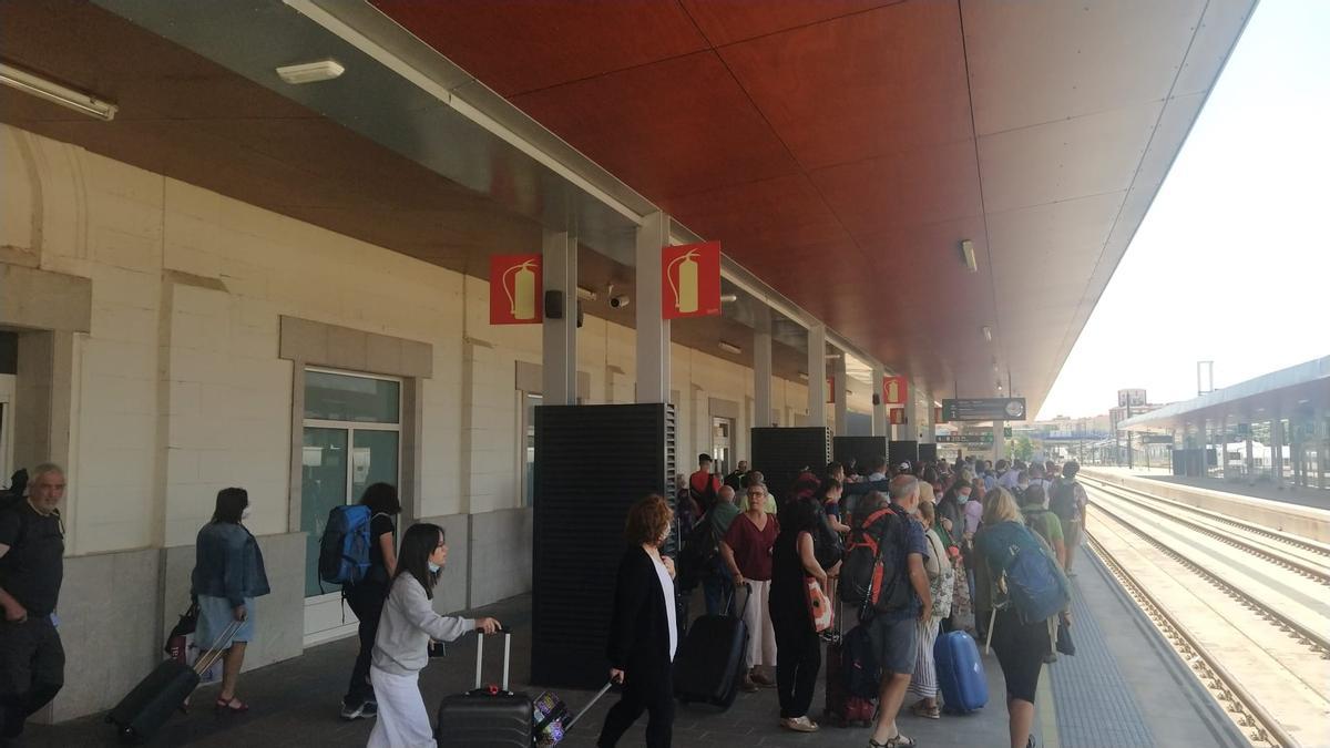 Viajeros esperando en la estación de tren de Zamora.