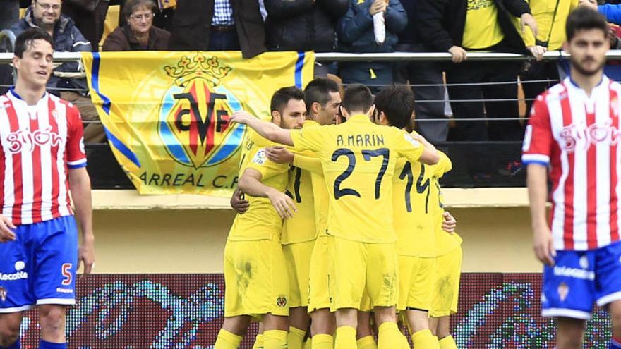 Los jugadores del Villarreal celebran uno de sus goles ante el Sporting.