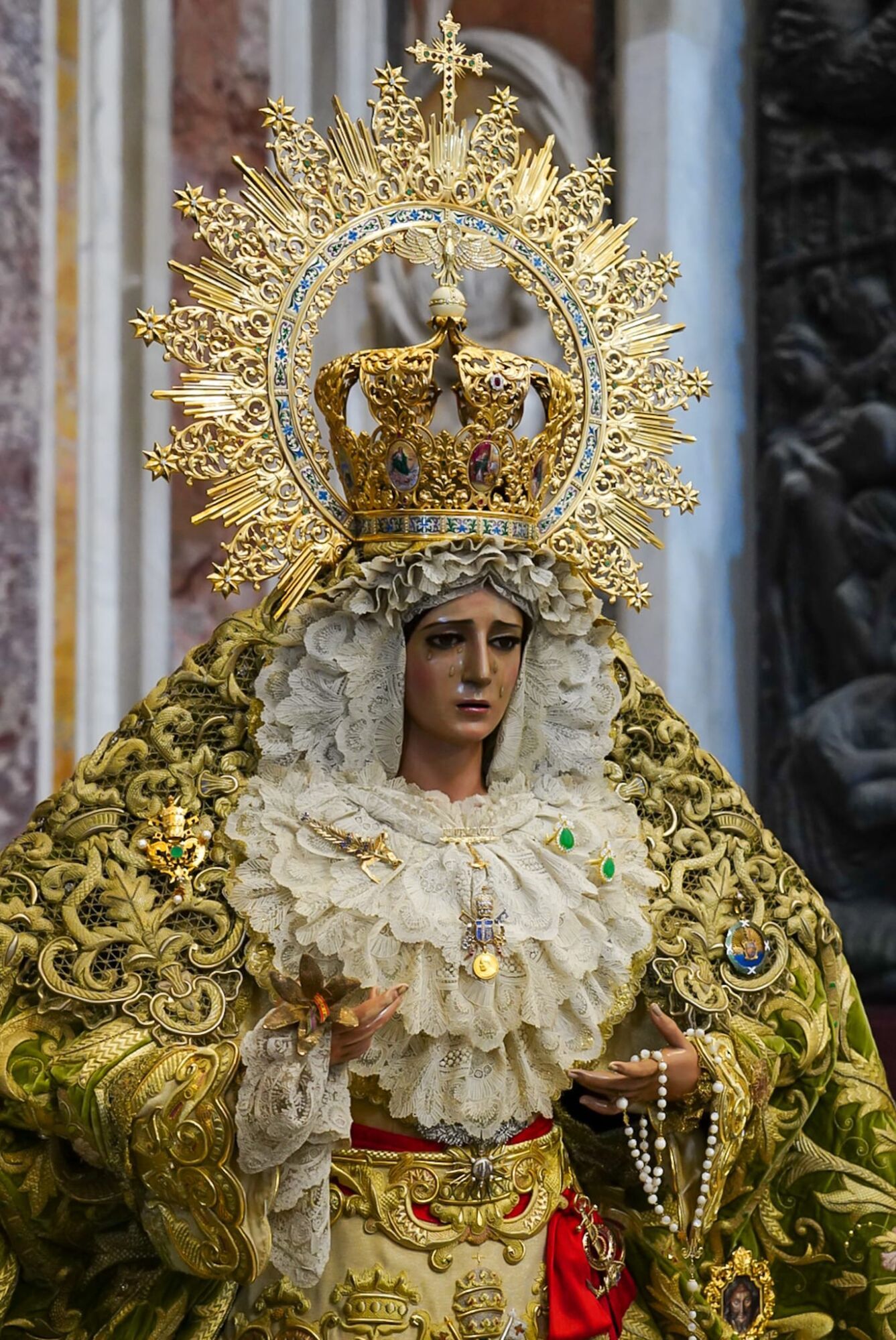 La Virgen de la Esperanza y el Cristo de la Expiración (El Cachorro), de Sevilla, están expuestos al culto en la Basílica de San Pedro