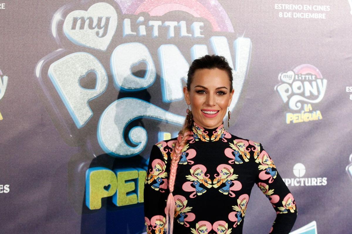 Edurne con trenza rosa y vestido de ponis