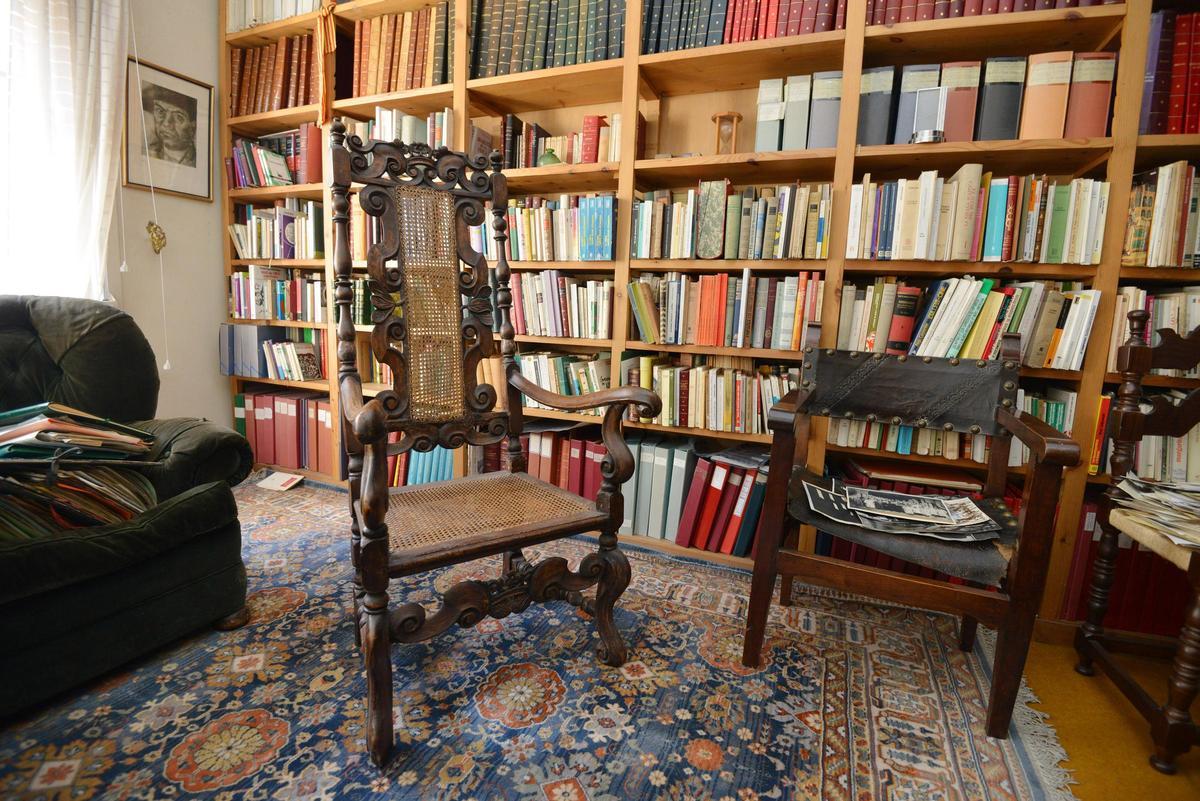 Muebles y una mínima parte de la biblioteca, custodiada durante décadas en un piso de Michelena 11.