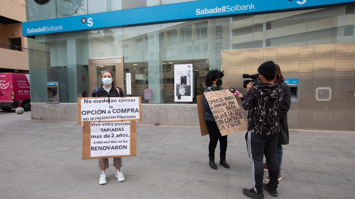Un momento de la protesta delante de la entidad bancaria.