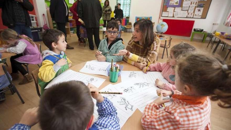 La conselleira Carmen Pomar, ayer, con alumnos de Infantil del Villar Paramá. // Bernabé/Cris M.V.