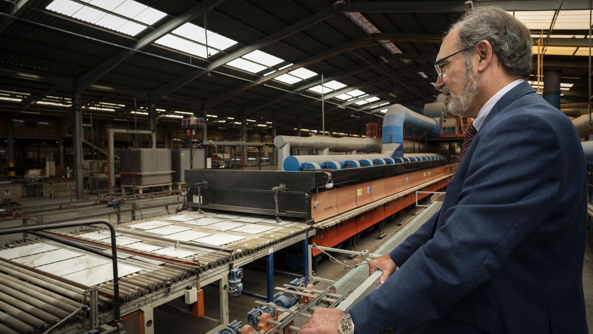 El presidente de la patronal azulejera, Vicente Nomdedéu, ante un horno cerámico.