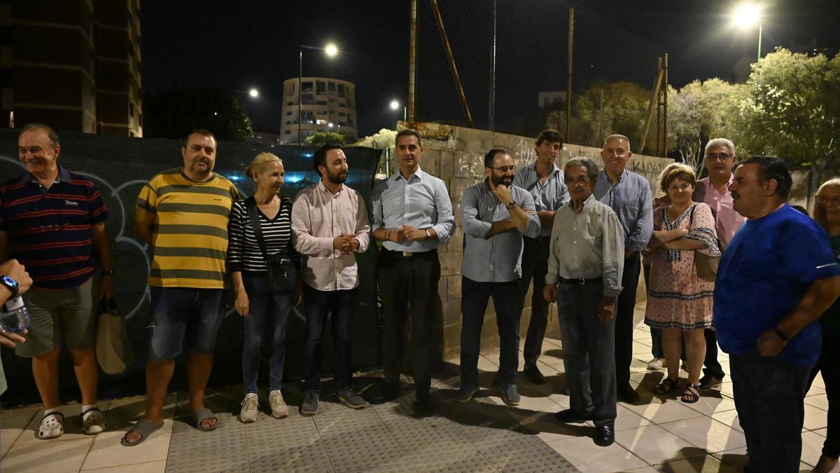 Reunión de los vecinos con el equipo de gobierno, el pasado miércoles.