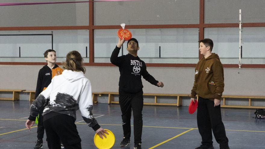 Un partit de frisbinton de tres contra tres en el IESDistricte Marítim.