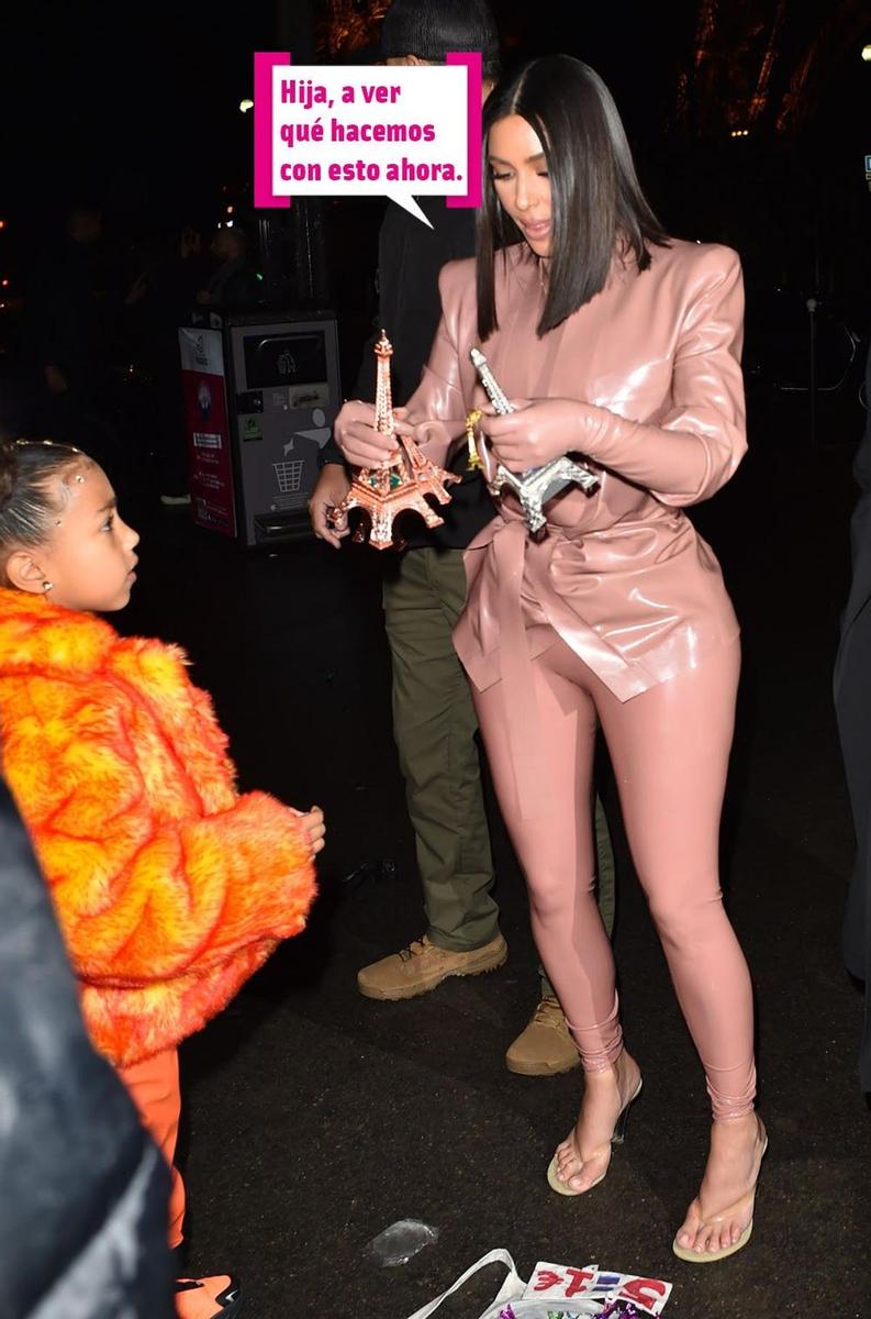 Kim Kardashian y su hija de compras en la torre Eiffel de París
