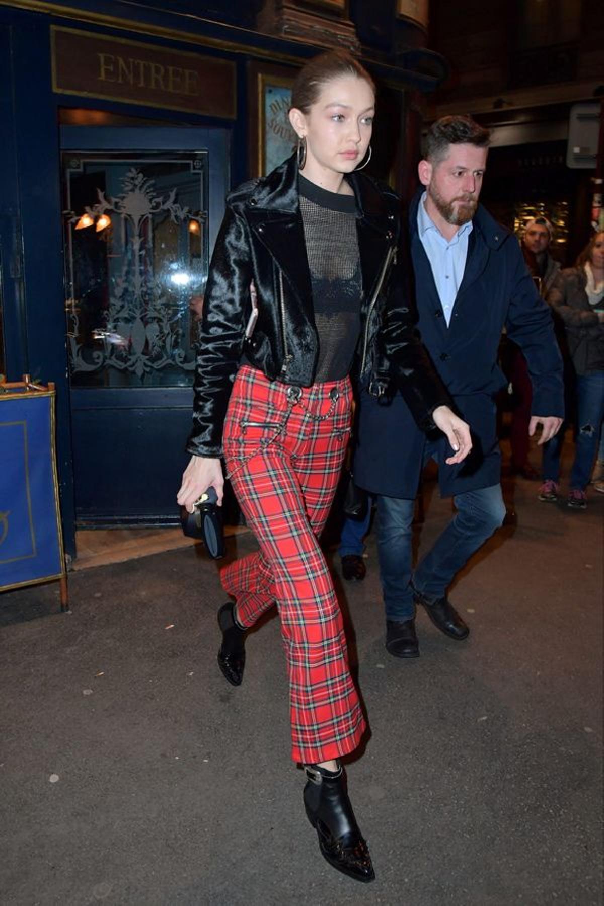 Gigi Hadid con los pantalones 'Miaou'