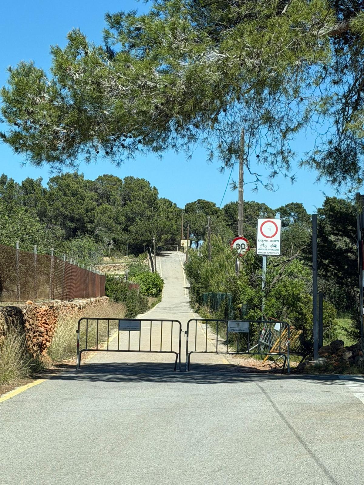 El vallado que impide el paso a la zona que se había habilitado como aparcamiento el año pasado en s'Aigua Blanca.