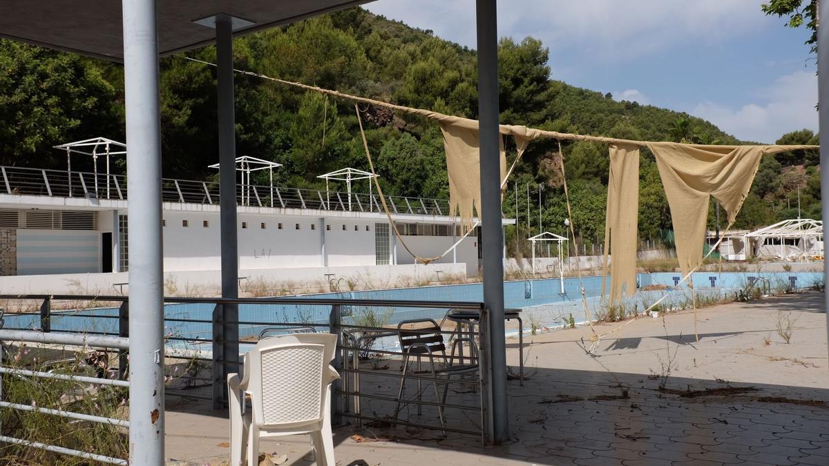 Estado actual en el que se encuentra la piscina de verano de la Vall, tras el cierre en 2019.