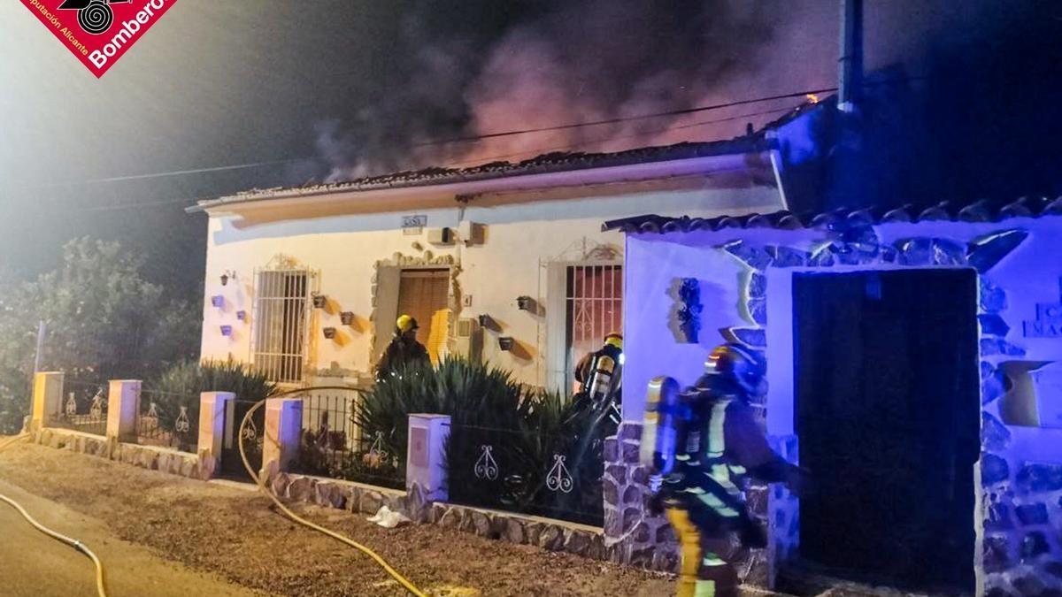 La casa estaba completamente en llamas cuando llegaron los bomberos