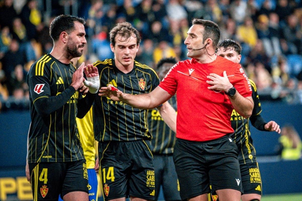 Insua y Francho hablan con el árbitro durante el encuentro ante el Cádiz del pasado viernes.