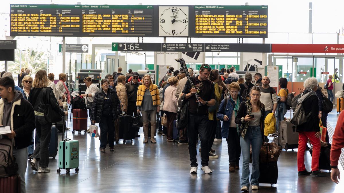 Turista llegando a la estación de tren de Alicante durante las pasadas vacaciones de Semana Santa.