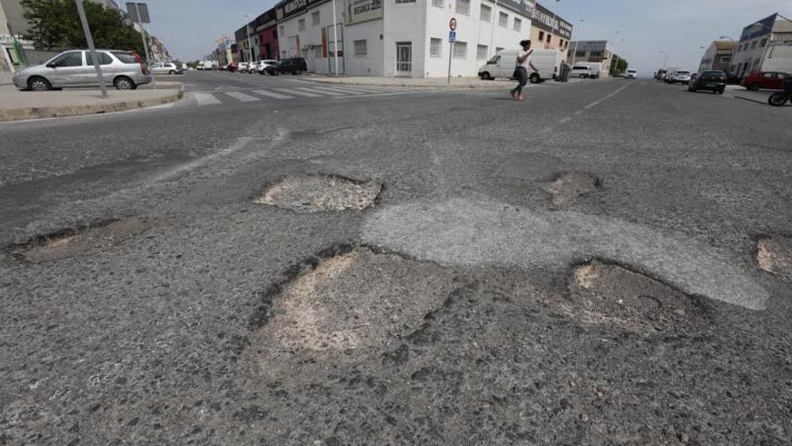 Uno de los polígonos de Crevillent con baches, en imagen de archivo.  | INFORMACIÓN