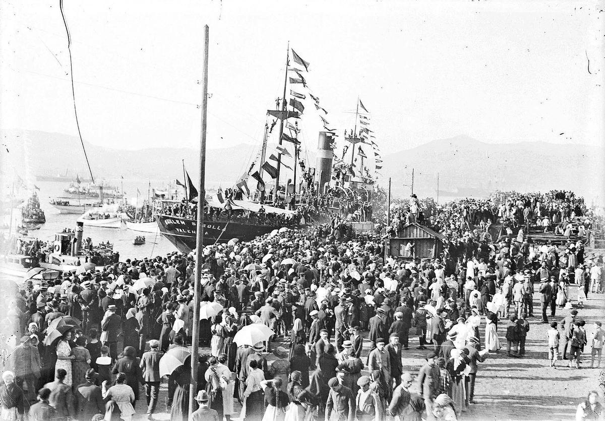 El “Guillem Sorolla”, en el Puerto de Vigo, el 29 de agosto de 1921, poco antes de zarpar a la Guerra de Marruecos