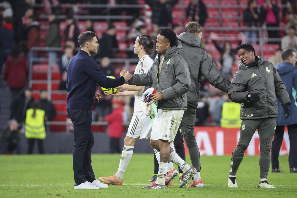 El técnico del Real Madrid, Xabi Alonso (i), saluda a sus jugadores a la finalización del partido contra el Athletic.