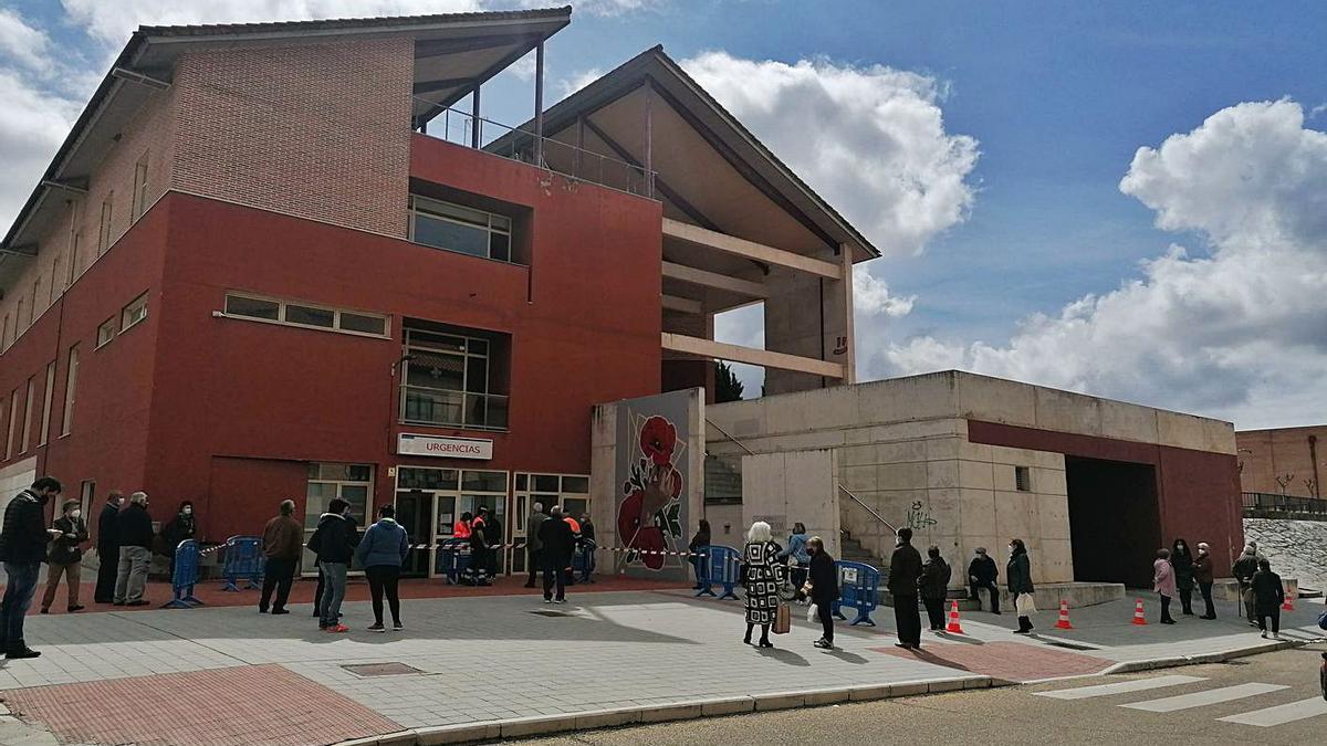 Vecinos de Toro esperan su turno para ser vacunados en las inmediaciones del centro de salud. | M. J. C.