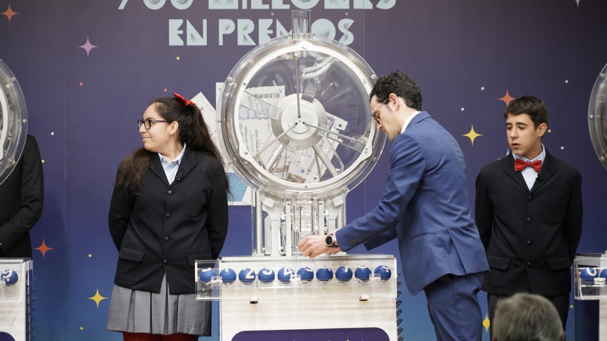 Archivo - Preparación de los bombos y las bolas antes de la celebración del Sorteo Extraordinario del Niño